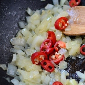 1. Этап. Паста с тунцом консервированным: 1. Поставьте воду для пасты. Затем варите ее согласно указанной на упаковке инструкции. Луковицу очистите и нарежьте мелкими кубиками. Чили (если используете) измельчите. Лук и чили обжарьте до мягкости на масле, в котором консервировался тунец.