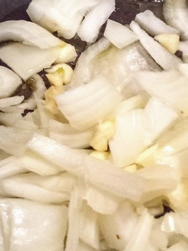 1. Этап. Спагетти путтанеска: На оливковом масле на среднем огне жарить лук и чеснок 4 минуты.