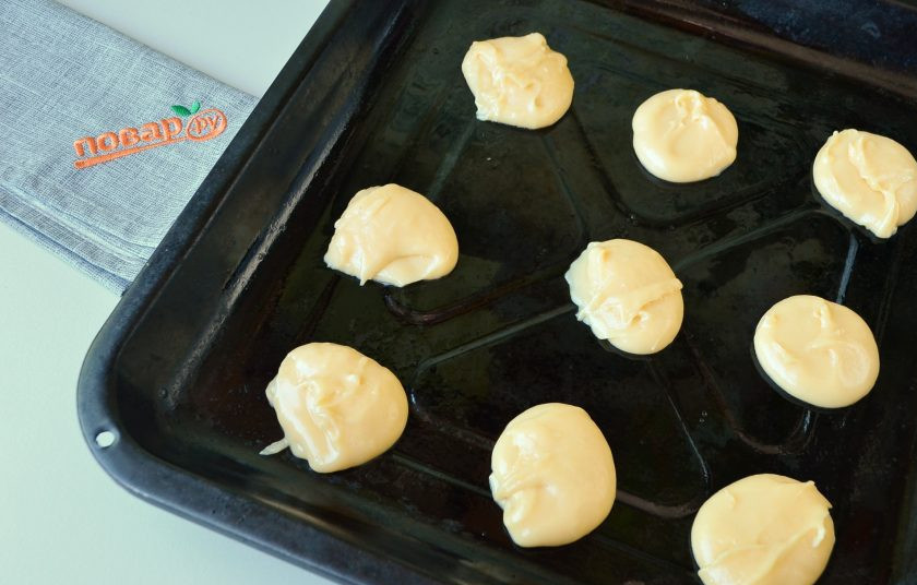 1. Этап. Юмбрики: 7. Чайными ложками выкладывайте тесто на смазанный противень и выпекайте в горячей духовке (200 градусов) по 15 минут каждую партию. Потом снизьте температуру до 160 градусов и подержите еще минут 10-15 в духовке. Не забывайте делать небольшие расстояния, пирожные растут!