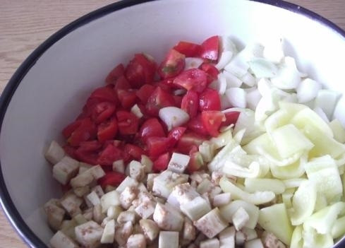 1. Этап. Салат Десятка: 3. Репчатый лук очищаю от шелухи и нарезаю кусочками, перец мою и очищаю от семян, затем нарезаю кусочками, в миску складываю все измельченные овощи и перемешиваю.