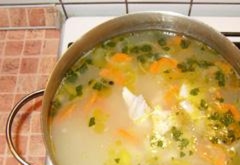 1. Этап. Уха из судака: 9. Через 15 минут добавляем в уху морковь, лук, зелень, корень петрушки, лавровый лист, перец. Только не перестарайтесь с приправами, иначе они заглушат вкус главного ингредиента ухи – рыбы. Продолжаем варить еще 5-7 минут, затем выключаем плиту и даем ухе настояться минут 15.