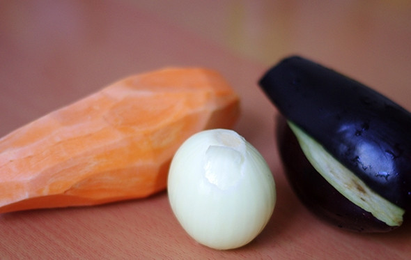 1. Этап. Оладьи из баклажанов: 1. Очистите луковицу и батат. Вымойте и обсушите баклажан.