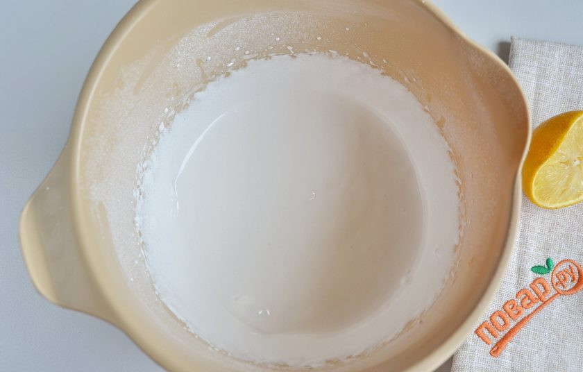 1. Этап. Криптопеченье: 16. Теперь взбивайте массу электровенчиком или миксером до посветления, на это уйдет около 6-8 минут. Добавьте лимонный сок и еще пару минут взбивайте. Глазурь достаточно плотная, однородная и гладкая.