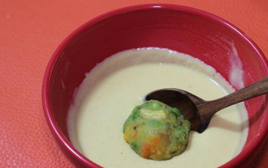 1. Этап. Овощные шарики в кляре: 10. Окуните каждый шарик в кляр.