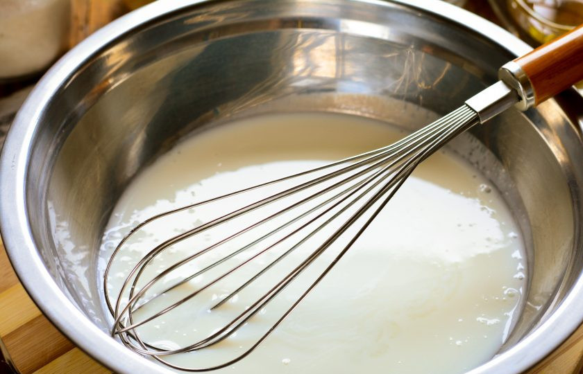 1. Этап. Оладьи на кефире как пух: Смешайте кефир и воду, подогрейте на маленьком огне, чтобы жидкость стала теплой. Сразу снимите с огня, чтобы кефир не закипел и не свернулся.