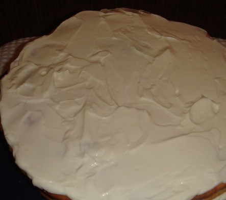 1. Этап. Торт Жак: 6. Теперь смазываем коржи джемом или кремом (по вкусу). Я использовала сметанный крем, а верх выложила фруктами и безе.