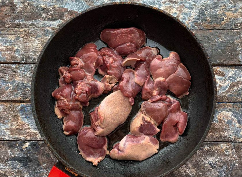 1. Этап. Салат с куриными сердечками и печенью: Куриную печень обжарьте на растительном масле до полной готовности.