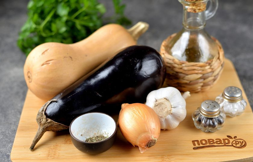 1. Этап. Баклажаны с тыквой в духовке: Подготовьте все необходимые ингредиенты. Овощи помойте, почистите лук и чеснок.