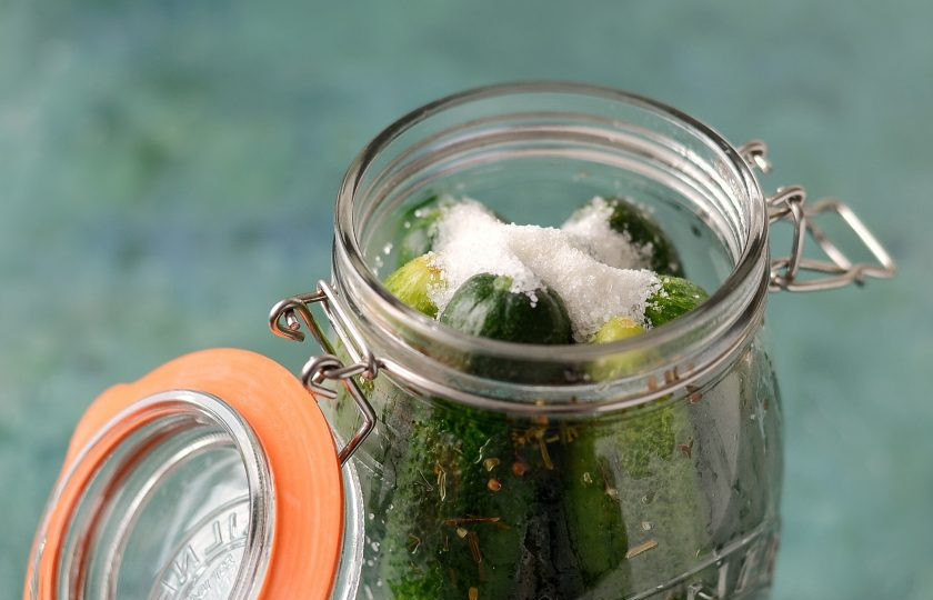 1. Этап. Маринованные огурцы на 1.5 литровую банку: Слейте жидкость из банки, влейте уксус, добавьте соль и сахар. Затем влейте новую порцию воды.