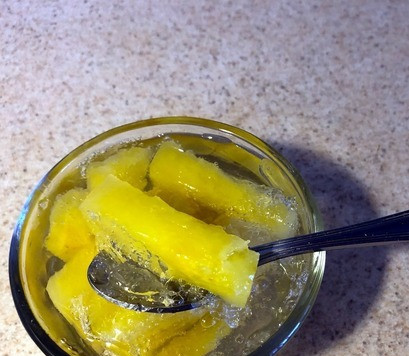 1. Этап. Желе за 10 минут: Кому интересно - ломтик оттаянного ананаса и застывавшее желе.