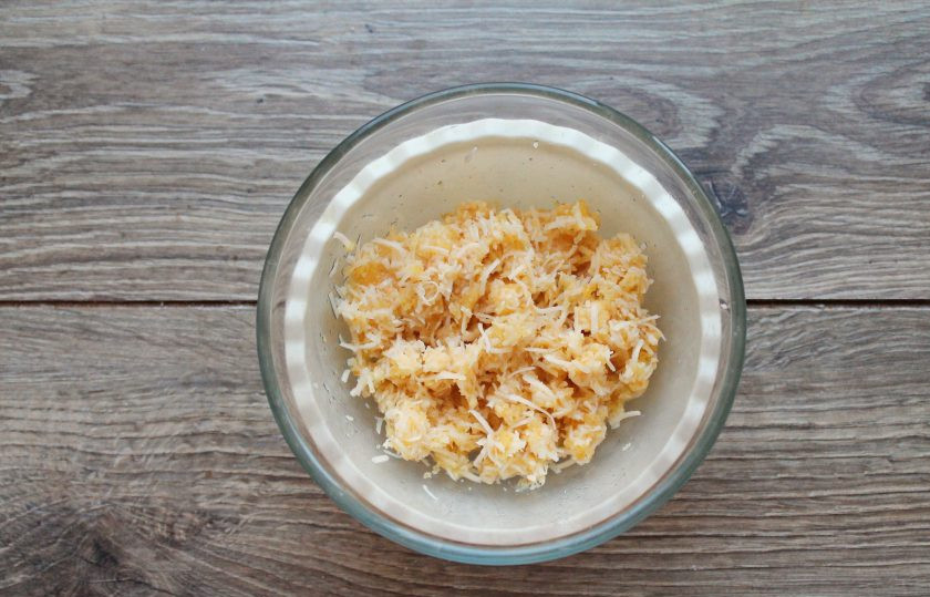 1. Этап. Эскалоп из индейки в духовке: Сыр натрите на средней или мелкой терке, добавьте в миску, поперчите и хорошо перемешайте. Масса должно хорошо слипаться, не рассыпаясь.