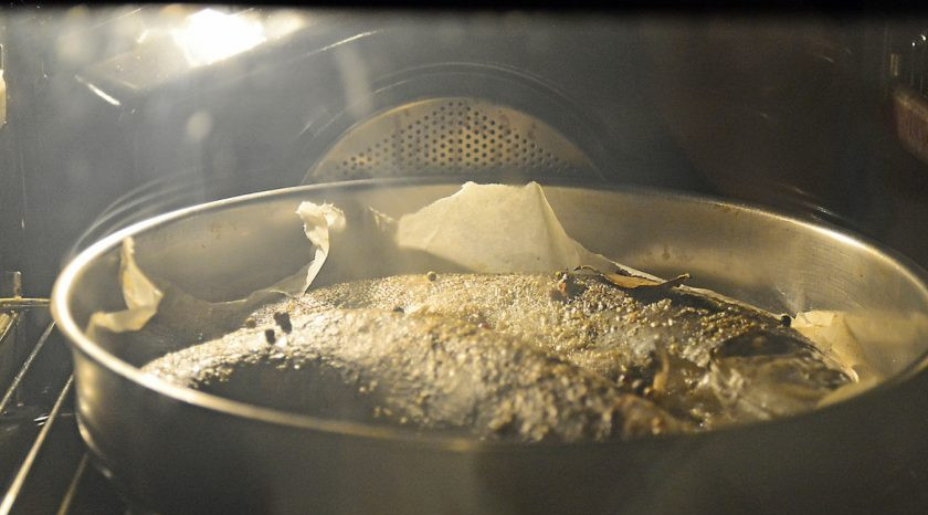 1. Этап. Речная рыба в духовке: Духовку прогрейте до 200 градусов. Накройте рыбу пергаментом и отправьте запекаться на 40 минут. Затем снимите бумагу и готовьте еще 15 минут.