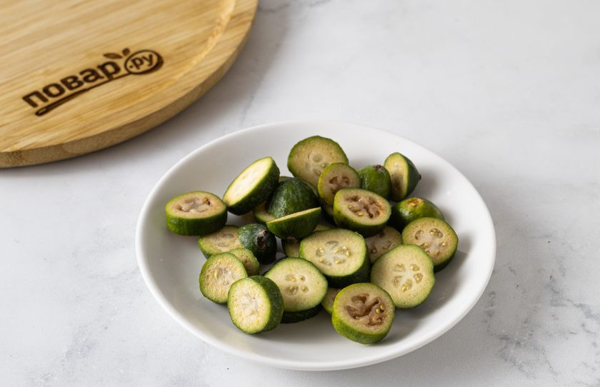 1. Этап. Лимонад из фейхоа: Фейхоа помойте и нарежьте кружочками.