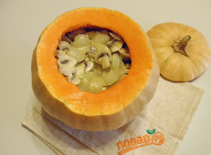 1. Этап. Тыква, запеченная целиком, с начинкой: Наполните тыкву начинкой, чередуя слои: картофель, грибы с луком, картофель, грибы с луком.