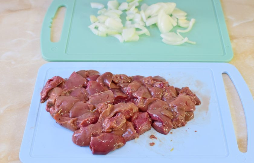 1. Этап. Куриная печень с макаронами: Куриную печень промойте и нарежьте на кусочки. Лук очистите, ополосните и нарежьте полукольцами или чуть мельче.