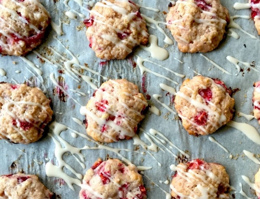 1. Этап. Печенье с клубникой: 7. Полейте печенье приготовленной глазурью. Приятного аппетита!