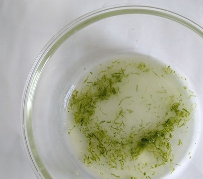 1. Этап. Сладкий песто из мяты: С лайма снять цедру, выдавить сок в глубокую миску.