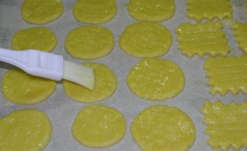 1. Этап. Печенье из песочного теста: Смазываем печенье желтком, даем ему немного подсохнуть, а затем смазываем еще раз. Выпекаем печенье в разогретой до 180 градусов духовке минут 15-20.