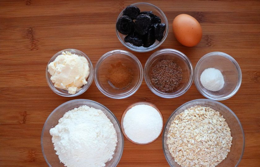 1. Этап. Овсяное печенье с черносливом: Для начала подготовьте все ингредиенты. Если у вас чернослив очень сухой, замочите его в воде или черном чае на 1 час.