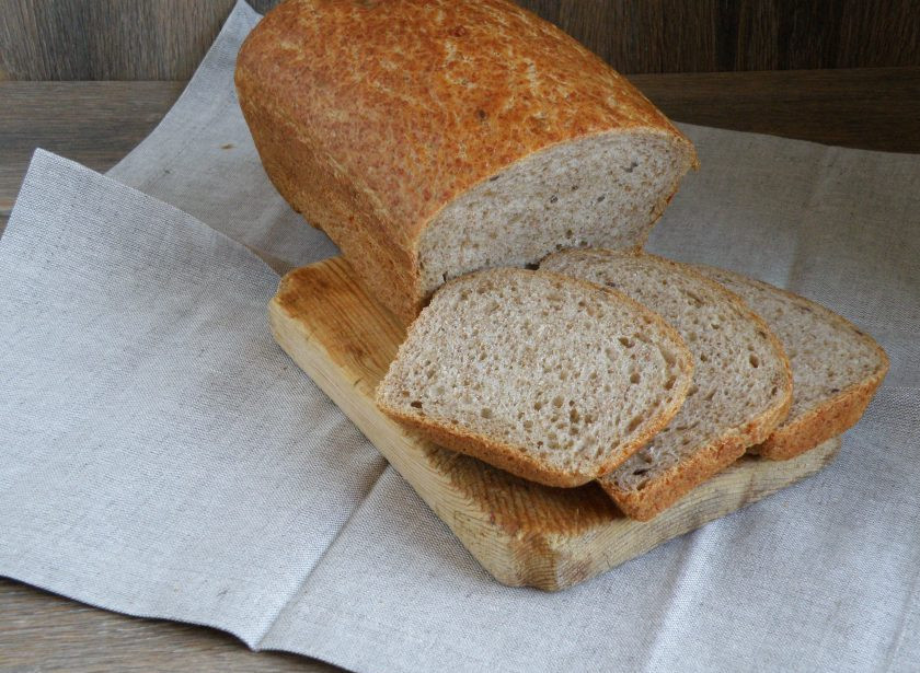 1. Этап. Хлеб серый с отрубями: Выпекайте хлеб в прогретой до 200 градусов духовке, плеснув на дно полстакана горячей воды. Готовый хлеб выньте из формы и «умойте» холодной водой. Накройте льняной салфеткой и дайте остыть.