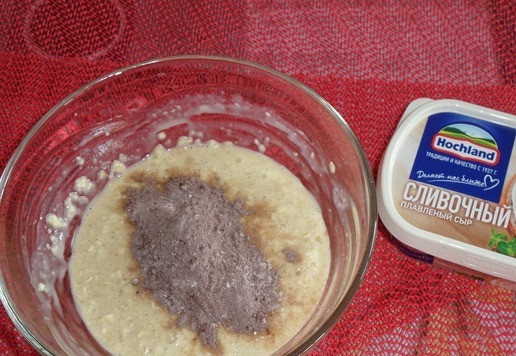 1. Этап. Шоколадный овсяноблин с бананом: Просеиваем в миску муку, какао и разрыхлитель теста.