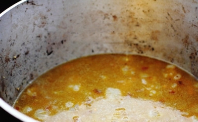 1. Этап. Кулеш на костре: Теперь добавляем воду и соль. У меня кулеш получится густоват, если хотите, чтобы кулеш был больше похож на суп, то добавляем побольше воды. Перемешиваем содержимое котелка, накрываем крышкой.