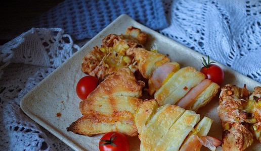 1. Этап. Слойки Ёлочки: P.S.: Первая попытка была без сыра и без посыпки из сыра и орехов, было вкусно, НО ёлочки не получились... Вот так выглядят они сзади, держатся крепко.