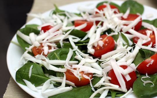 1. Этап. Салат со шпинатом и помидорами черри: Сверху натираем немного козьего сыра - и готово. Приятного перекуса :)