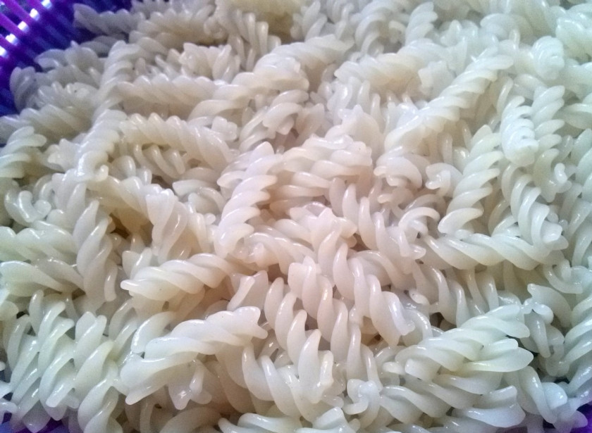 1. Этап. Макароны с фаршем и сыром: Пока тушится подлива, отварите макароны согласно инструкции на упаковке.