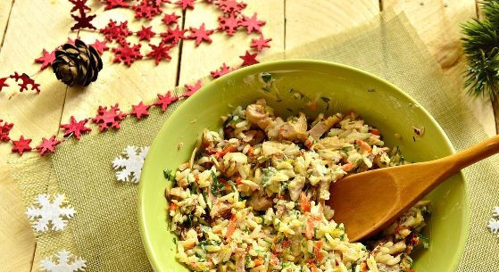 1. Этап. Новогодняя закуска Мешочки Деда Мороза: Заправьте нарезанные ингредиенты майонезом и измельчённой зеленью. Хорошо перемешайте.