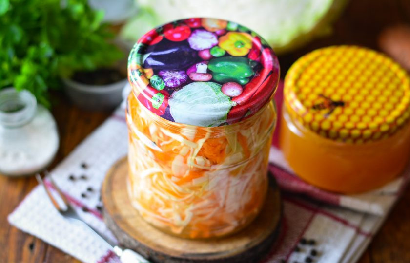 1. Этап. Капуста квашеная с медом: Оставьте капусту на столе на 2 дня, затем уберите в холодильник. Подавайте готовую капусту в охлажденном виде. Медовую капусту можно хранить в холодильнике до зимы. Приятного вам аппетита!