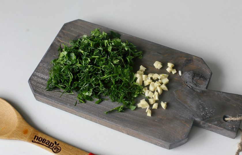 1. Этап. Суп с гречкой и фасолью: В самом конце добавьте измельченный ножом чеснок и любую свежую зелень.