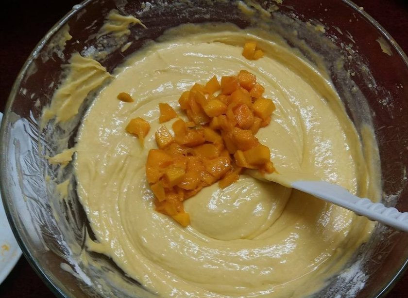 1. Этап. Влажный бисквит с манго: 7. Затем добавьте нарезанный манго и аккуратно перемешайте.
