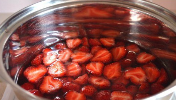 1. Этап. Клубничное желе из желатина: Оставшиеся ягоды нарезаем и отжимаем с них сок. Кладем клубнику в кастрюлю, заливаем водой. Помешивая, доводим до кипения и варим на медленном огне 3-4 минуты. Процеживаем отвар через сито или марлю, добавляем клубничный сок и желатин. Перемешиваем и снова кипятим до полного растворения желатина. Снимаем кастрюлю с плиты и даем остыть.