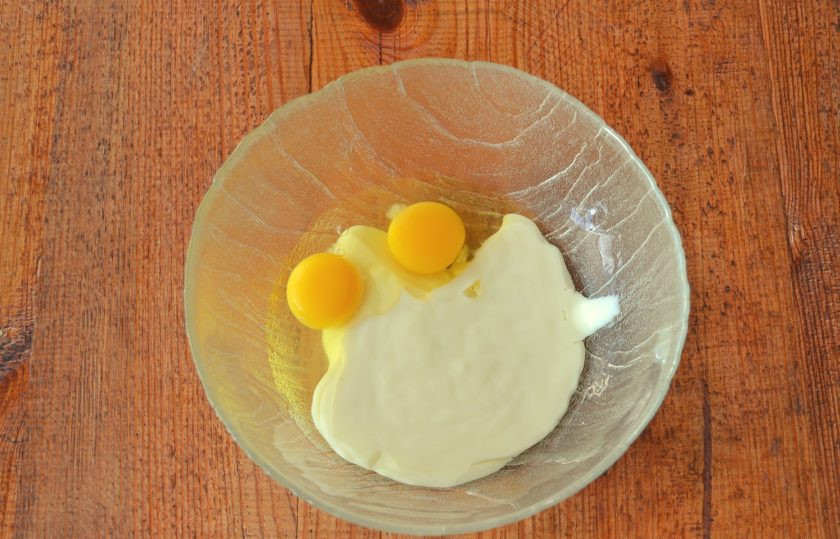 1. Этап. Торт Северный: Влейте сгущенку.