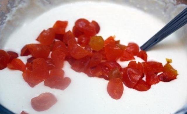 1. Этап. Творожная запеканка с кумкватом: 3. Добавляем кумкват, ванильный сахар и муку. Замешиваем однородное тесто.