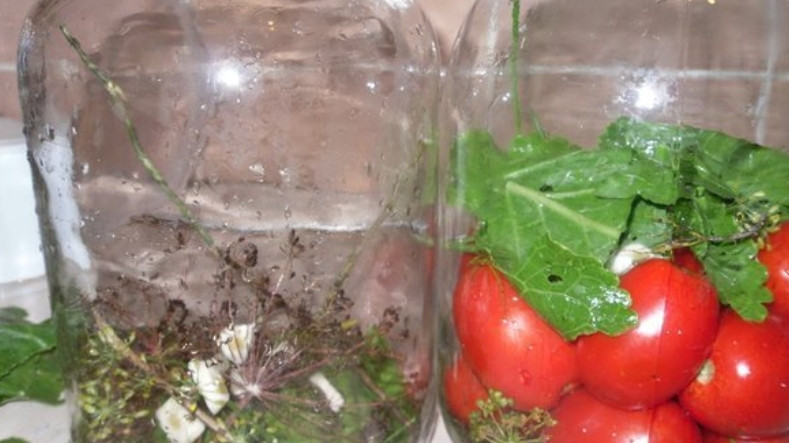 1. Этап. Соленые помидоры без закатки: Раскладываем ингредиенты по чистым банкам. На одну трехлитровую: 6 очищенных зубчиков чеснока, лист хрена, 2 зонтика укропа, по одному листу смородины и вишни. Далее закладываем вымытые томаты.