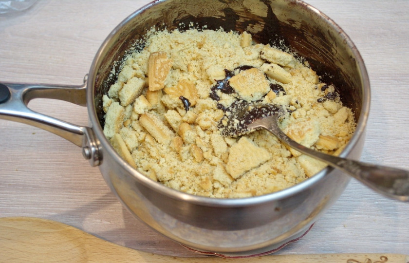 1. Этап. Шоколадная колбаса: В шоколадную глазурь (её остужать не надо) добавьте битое печенье.