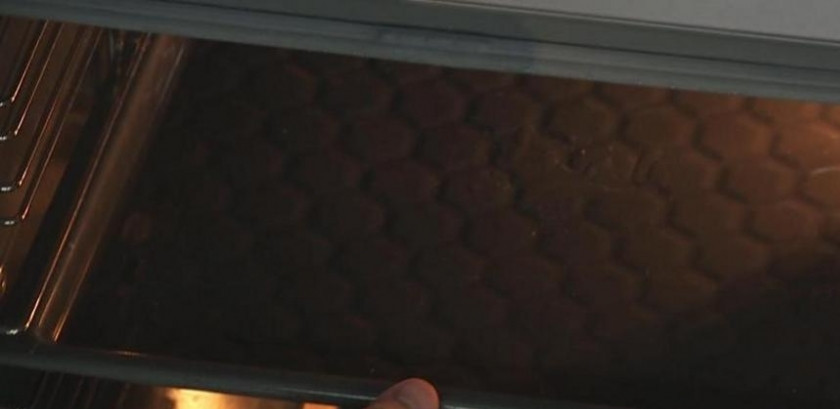 1. Этап. Копчение рыбы в духовке: 5. Духовку нагреваем до 130 градусов. На средний уровень ставим пустой противень.