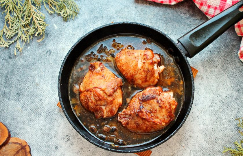 1. Этап. Курица Провансаль: Грибы посолите, верните в сковороду обжаренную курицу, влейте вино и доведите все до кипения.