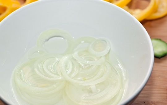 1. Этап. Домашний гамбургер с ржаным хлебом: Лук необходимо замариновать. Для этого смешаем 150 мл теплой воды, уксус, соль и сахар, и опустим лук в этот маринад. Оставляем мариноваться минут на 10-15.