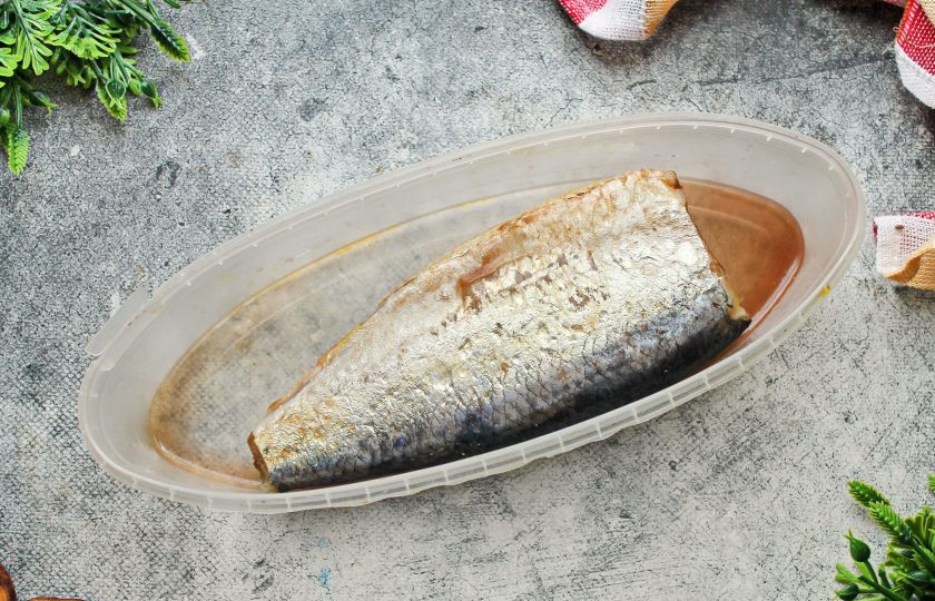 1. Этап. Сельдь специального посола: Установите сверху небольшой гнет, накройте и уберите в холод на одну неделю. Спустя время переверните сельдь, установите гнет, накройте и уберите в холод еще на одну неделю. Готовую селедку сполосните холодной, кипяченой водой, вытрите и подавайте к столу.