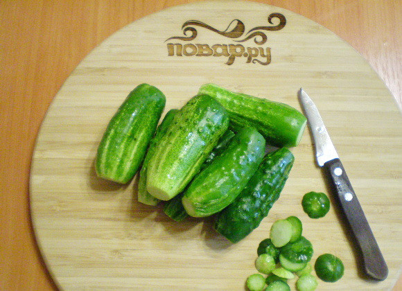 1. Этап. Острые маринованные огурчики на зиму: У огурцов отрежьте попки.