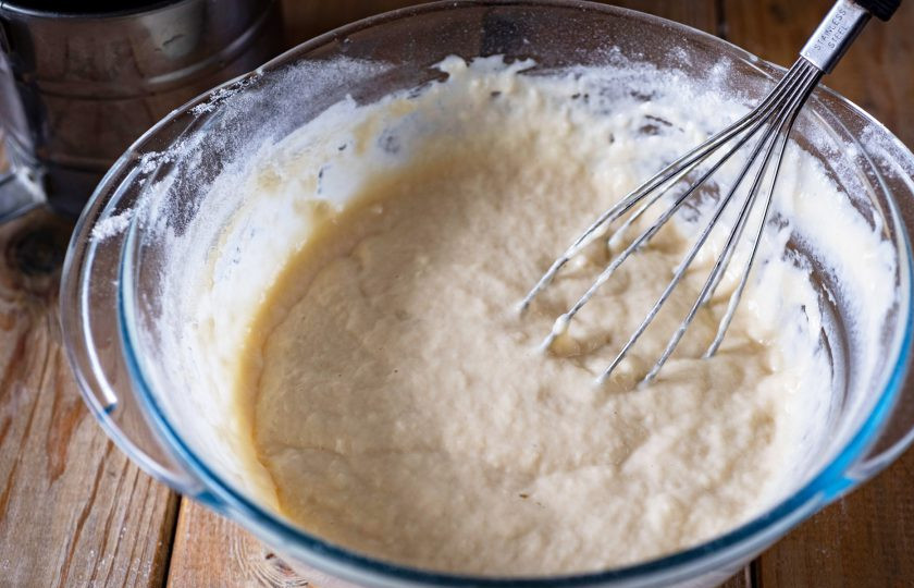 1. Этап. Вафли на закваске: Все перемешайте до получения вязкого теста, которое по консистенции похоже на сметану средней жирности. Накройте миску кухонным полотенцем и дайте постоять в покое 2 часа.