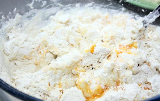 1. Этап. Хачапури по-тбилисски: Смешиваем.