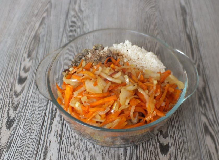 1. Этап. Плов в рукаве: В чашу к мясу добавьте рис, обжаренные морковь с луком, специи и соль.