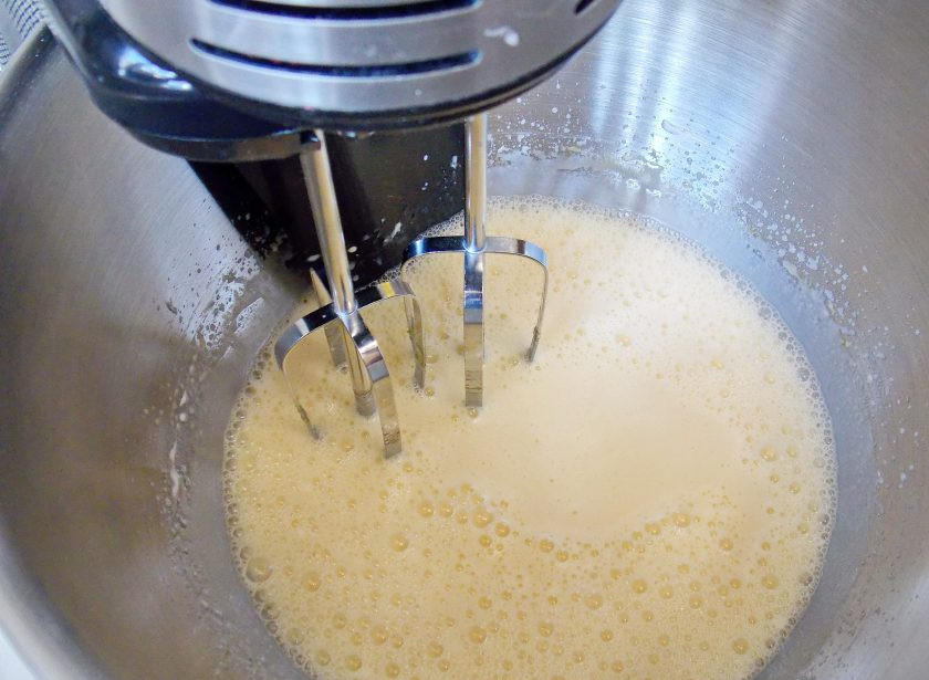 1. Этап. Капкейки Баунти: Все взбейте на высокой скорости в течение 5 минут.