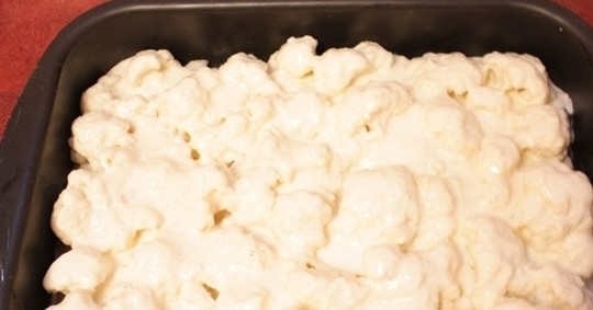 1. Этап. Цветная капуста с куриным филе: В конце вливаем приготовленный соус и ставим противень в разогретую до 180 градусов духовку. Когда блюдо покроется румяной золотистой корочкой, значит оно готово, и его можно подавать к столу.