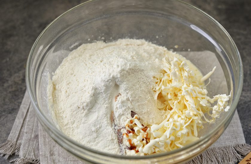 1. Этап. Тертый пирог с вареньем на маргарине: Просейте муку, добавьте в миску вместе с разрыхлителем, щепоткой соли и ванильным экстрактом или эссенцией. Начните замешивать тесто.
