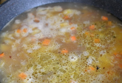 1. Этап. Густая похлёбка с фрикадельками и шпинатом: Добавляем бульон или воду, доводим до кипения. Добавляем соль, перец, по желанию - приправы.